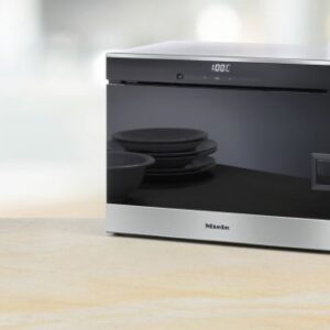 Le four à vapeur MIELE DG6019NR, doté d'un écran numérique réglé sur 100 °C, s'intègre avec élégance sur le plan de travail.