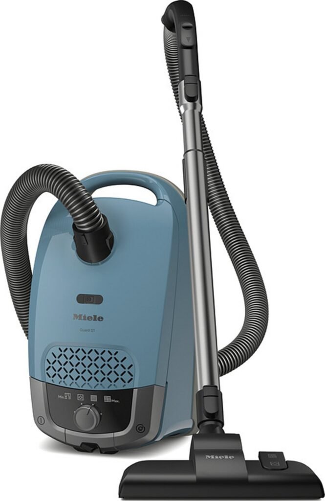 Aspirateur-traîneau Miele GUARD S1 BLEU NORDIQUE FLEX, de couleur BLEU NORDIQUE, équipé d'un tuyau flexible, d'une poignée ergonomique et d'une brosse pour sol (voir photo).
