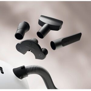 Quatre accessoires pour aspirateur Miele GUARD S1 BLEU NORDIQUE FLEX sont représentés au-dessus d'un tuyau flexible et d'un corps d'aspirateur assortis, sur un fond clair BLEU NORDIQUE.