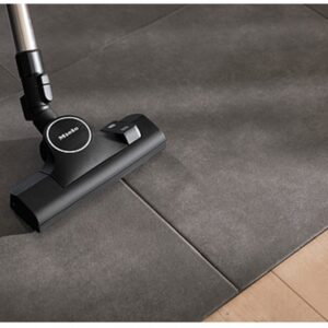 La brosse d'aspirateur Miele GUARD S1 BLEU NORDIQUE FLEX passe sans difficulté du carrelage au parquet, garantissant ainsi un nettoyage minutieux et efficace dans toute votre maison.
