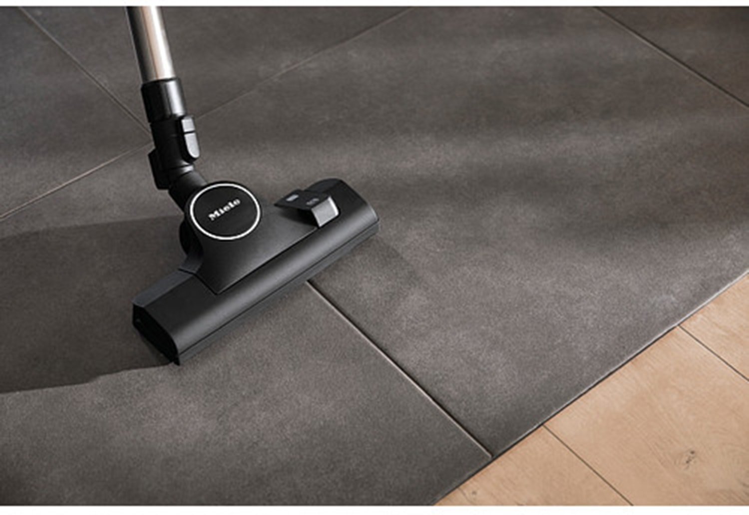 La brosse d'aspirateur Miele GUARD S1 BLEU NORDIQUE FLEX passe sans difficulté du carrelage au parquet, garantissant ainsi un nettoyage minutieux et efficace dans toute votre maison.