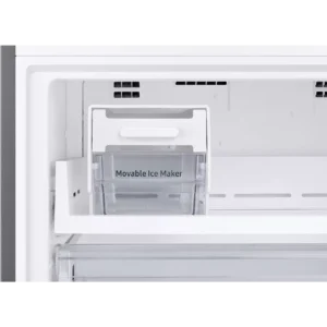 Gros plan sur une machine à glaçons amovible en plastique transparent située à l'intérieur du compartiment congélateur blanc du réfrigérateur SAMSUNG RB50DG601ES9.