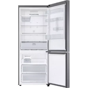 Le SAMSUNG RB50DG601ES9, un réfrigérateur argenté à deux portes, est photographié avec ses deux portes ouvertes, dévoilant ainsi ses étagères vides et ses tiroirs transparents.