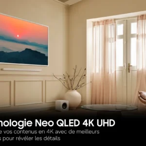 Un salon où trône un téléviseur SAMSUNG TQ75LS03HW fixé au mur, sur lequel s'affiche un coucher de soleil, le tout agrémenté de rideaux rose pâle et d'un mobilier moderne de couleur beige.