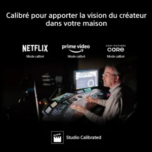 Dans un studio plongé dans l'obscurité, un homme, devant un pupitre de commande et entouré des logos de Netflix, Prime Video et Sony Pictures Core, supervise des images immersives sur l'écran SONY K-65XR95M2 True RGB.
