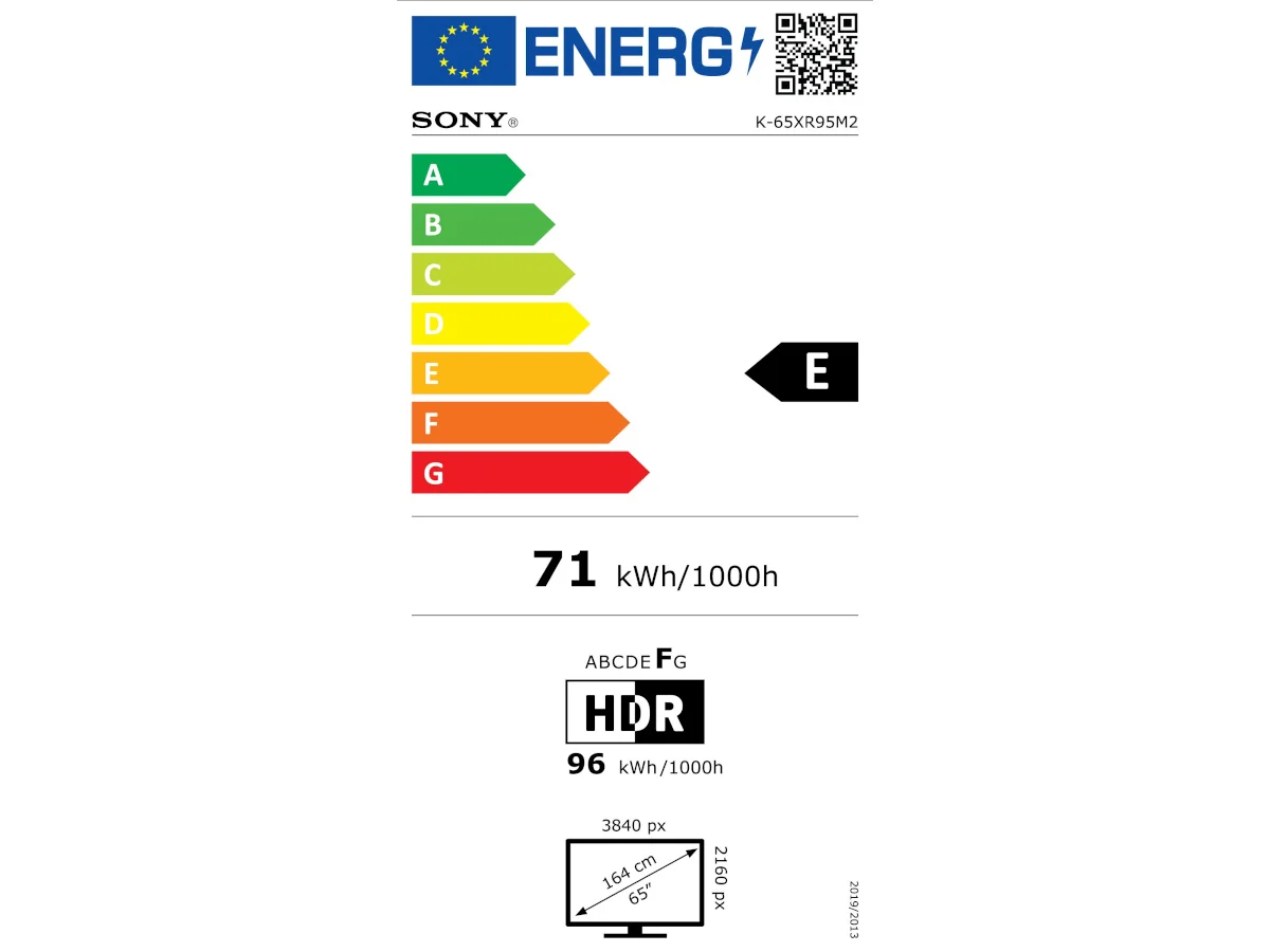 Le téléviseur SONY K-65XR95M2 True RGB affiche une classe énergétique « E » avec une consommation de 71 kWh/1 000 h. Il intègre la technologie True RGB, prend en charge le HDR et offre une résolution impressionnante de 3 840 x 2 160 pixels sur un grand écran de 164 cm (65 pouces), avec l'icône énergétique de l'UE clairement affichée.