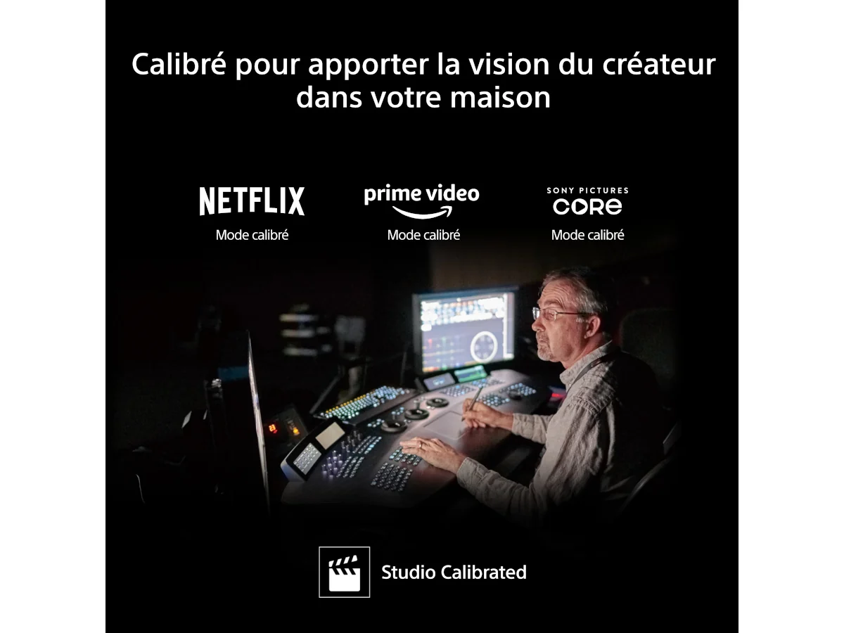 Un homme travaille devant une station de montage vidéo tandis que les logos de Netflix, Prime Video et Sony Pictures Core, ainsi que la mention « Mode calibré », s'affichent sur l'écran SONY K-75XR95M2 True RGB, garantissant une précision chromatique RVB optimale pour des résultats de qualité professionnelle.