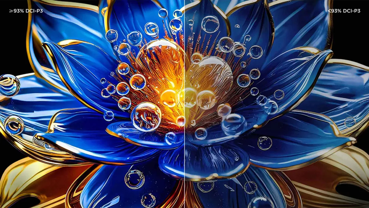 Une fleur d'un bleu éclatant, parsemée de bulles d'eau et fendue en deux pour révéler des nuances de couleur différentes de chaque côté, illustre la qualité d'affichage exceptionnelle du TCL 43P7L.