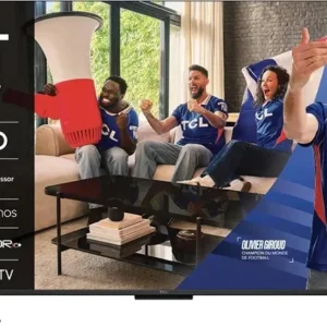 Quatre fans de football enthousiastes, vêtus de t-shirts TCL, encouragent leur équipe depuis un canapé, comme le montre l'écran du téléviseur TCL 43P7L QLED.