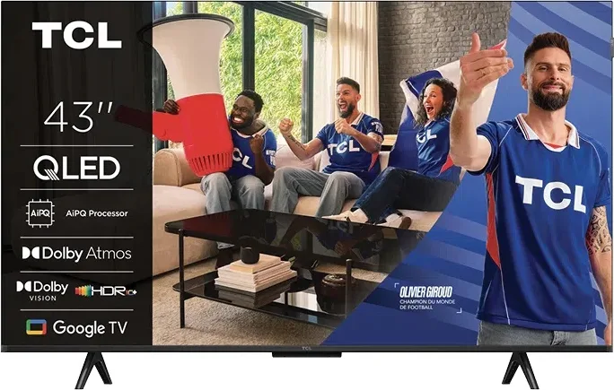 Quatre fans de football enthousiastes, vêtus de t-shirts TCL, encouragent leur équipe depuis un canapé, comme le montre l'écran du téléviseur TCL 43P7L QLED.