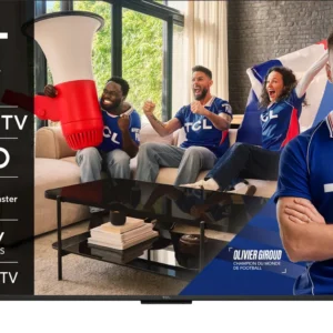 Quatre personnes enthousiastes célébrant un but devant un téléviseur TCL 50P7L, avec un footballeur au premier plan.