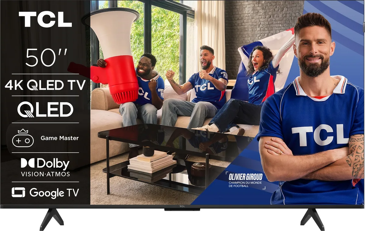 Quatre personnes enthousiastes célébrant un but devant un téléviseur TCL 50P7L, avec un footballeur au premier plan.