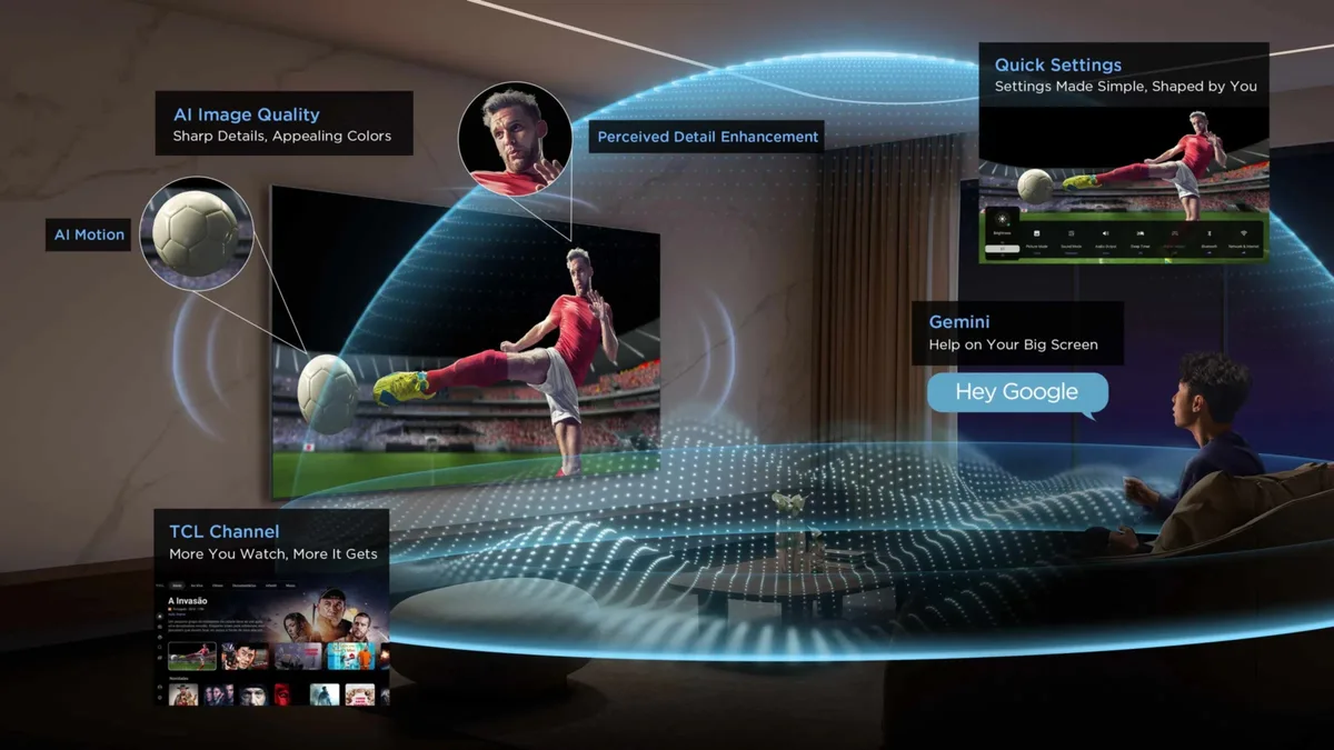 Un salon futuriste équipé d'un téléviseur connecté TCL 43P7L (Copie) diffusant un match de football avec une interface graphique en suspension.