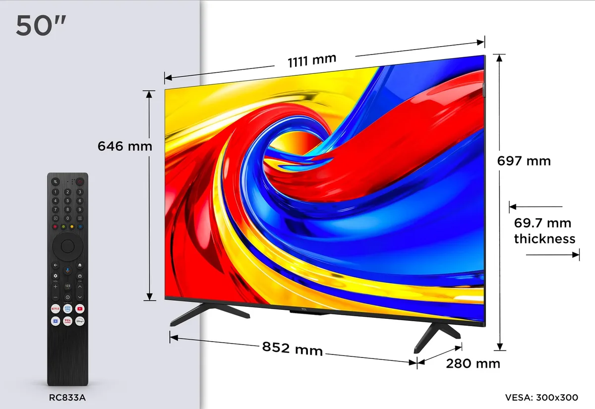 Téléviseur TCL 50P7L de 50 pouces avec télécommande, dont les dimensions sont les suivantes : 1 111 mm de largeur, 697 mm de hauteur, 69,7 mm d'épaisseur et une distance de 852 mm entre les pieds.