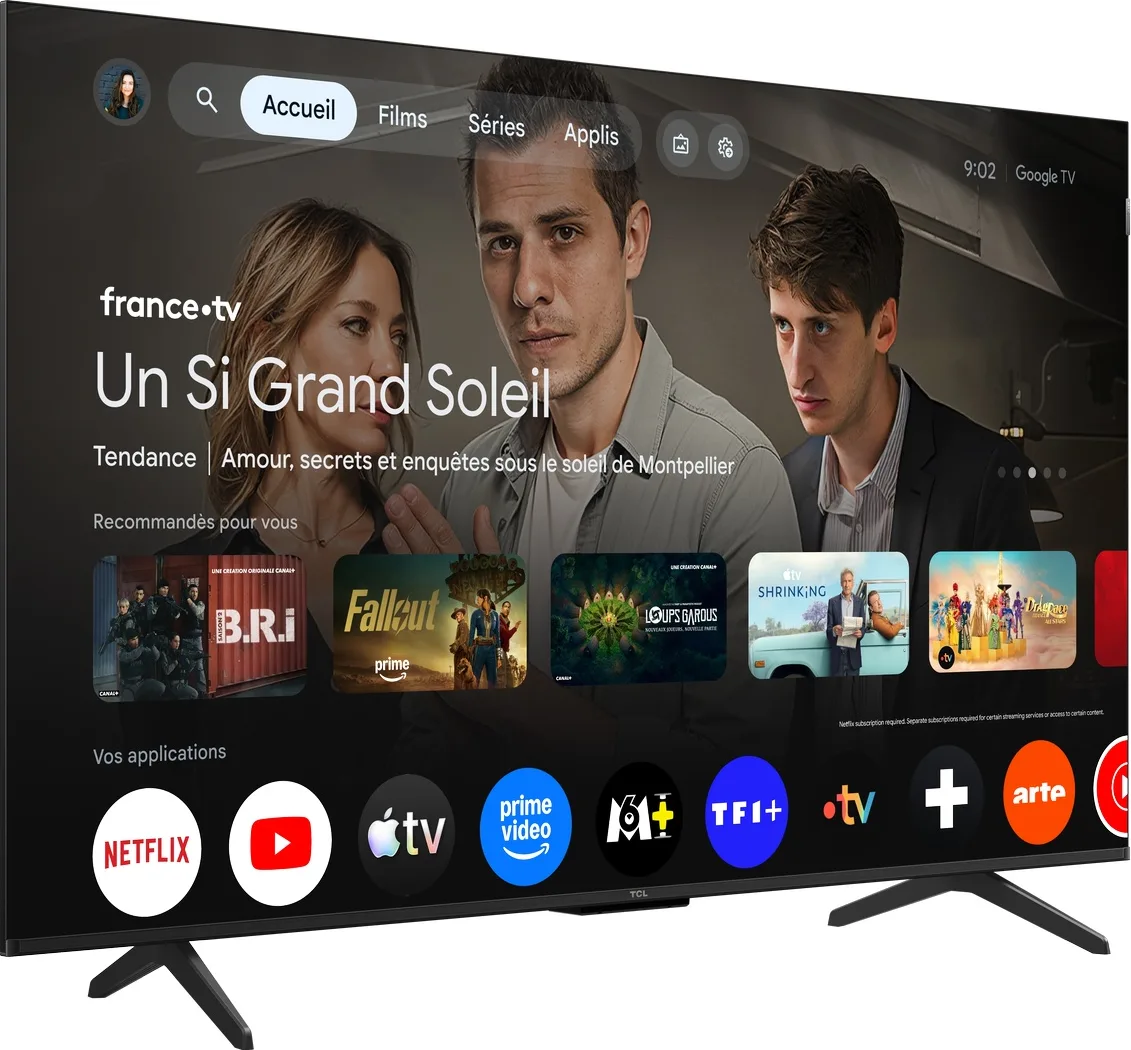 Le téléviseur connecté TCL 50P7L intègre l'interface Google TV, qui affiche à l'écran la série « Un Si Grand Soleil » ainsi qu'une multitude d'applications de streaming.