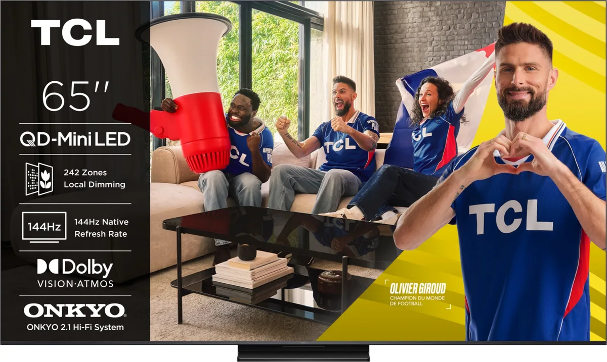 Quatre fans de football enthousiastes, vêtus de t-shirts bleus TCL, applaudissent dans un salon moderne doté d'une grande baie vitrée, tout en regardant le match sur leur impressionnant téléviseur TCL 65C6K PRO.