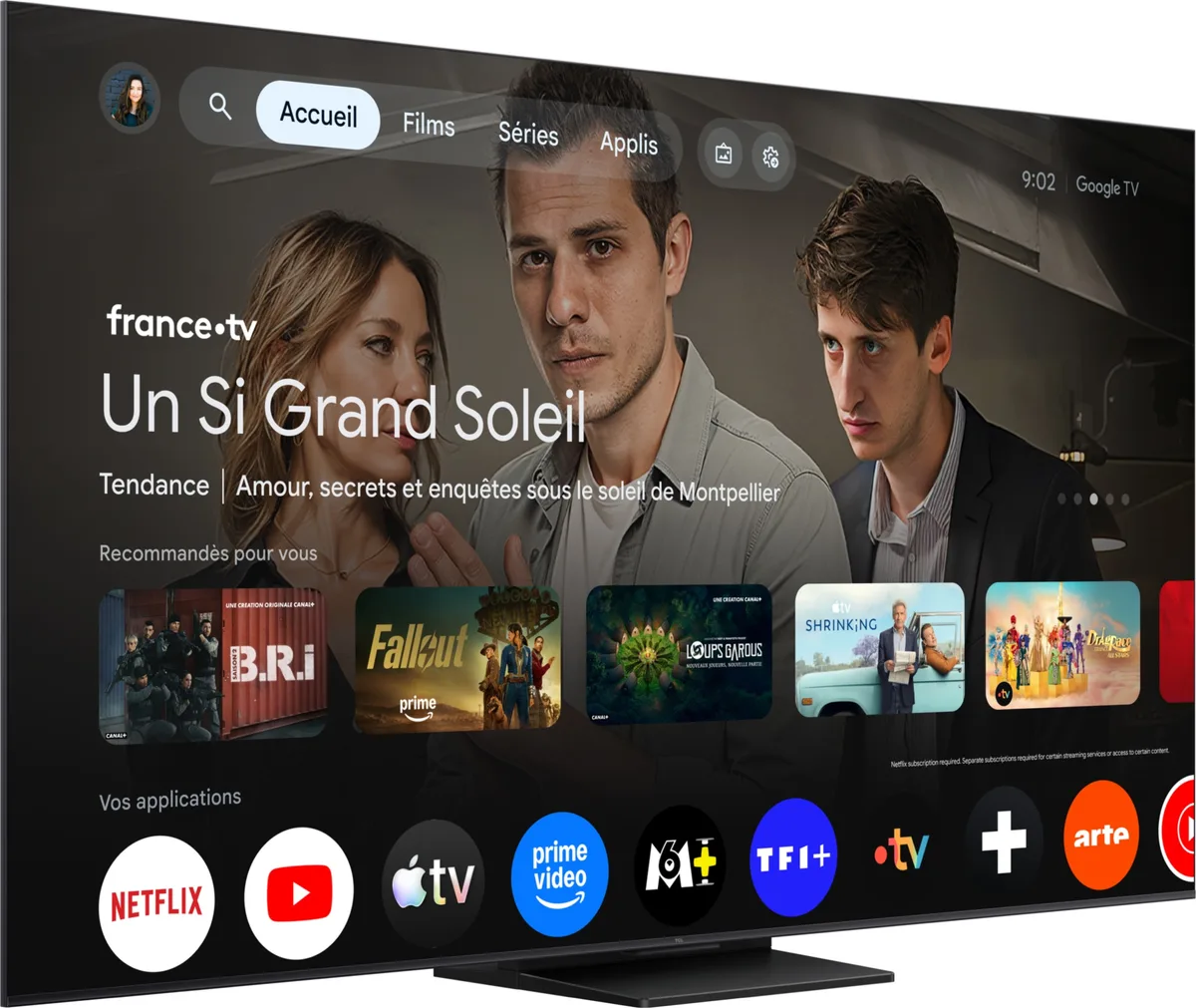 Le vaste écran de 65 pouces du TCL 65C6K PRO affiche un menu d'accueil français dédié au streaming aux couleurs vives, où figurent clairement des applications populaires telles que Netflix, Apple TV et Prime Video, soulignant ainsi l'expérience visuelle immersive offerte par cet écran haut de gamme.