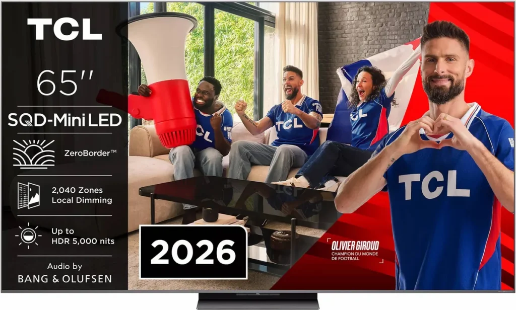 Quatre supporters de football enthousiastes, vêtus de maillots TCL bleus, applaudissent dans un salon qui s'affiche sur l'écran d'un téléviseur TCL 65C8L.