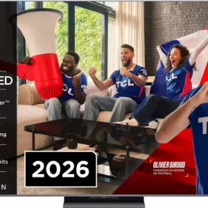 Quatre supporters de football enthousiastes, vêtus de maillots TCL bleus, applaudissent dans un salon qui s'affiche sur l'écran d'un téléviseur TCL 65C8L.