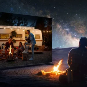 Un couple prend plaisir à regarder, sur son téléviseur TCL 65C8L, une image projetée représentant des amis autour d'un feu de camp, sous un ciel étoilé.