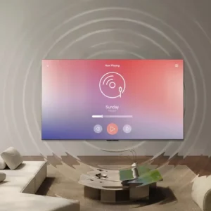 Un salon moderne équipé d'un téléviseur TCL 65C8L fixé au mur, sur lequel s'affiche la lecture musicale accompagnée d'une visualisation des ondes sonores.