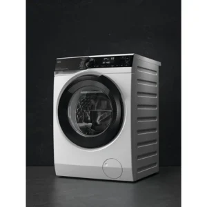 La machine à laver à chargement frontal AEG LFR731411V est dotée d'un panneau de commande moderne de couleur noire, qui offre un contraste saisissant avec son fond sombre.
