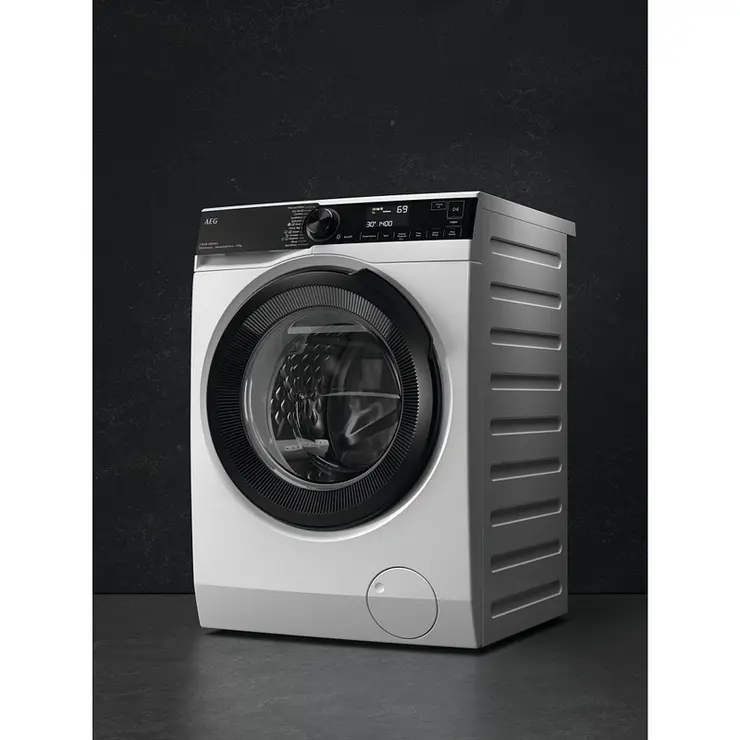 La machine à laver à chargement frontal AEG LFR731411V est dotée d'un panneau de commande moderne de couleur noire, qui offre un contraste saisissant avec son fond sombre.