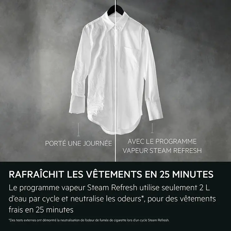 Une chemise blanche, dont un côté est froissé et l'autre lisse, illustre l'efficacité du programme « Steam Refresh » de l'AEG LFR731411V, qui ne prend que 25 minutes.
