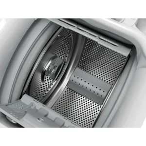 Vue de dessus du tambour en acier inoxydable de la machine à laver AEG LTE6K6120A, doté de parois perforées et d'un agitateur en plastique, mettant en valeur son design efficace et moderne.