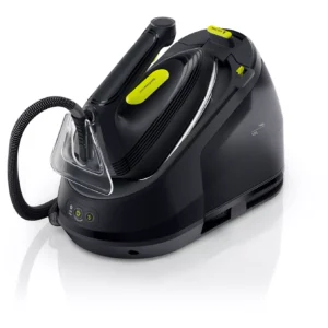 Un fer à vapeur BRAUN IS3257BK, de couleur noire et verte, dont le cordon est enroulé autour de la base, repose sur une surface blanche.