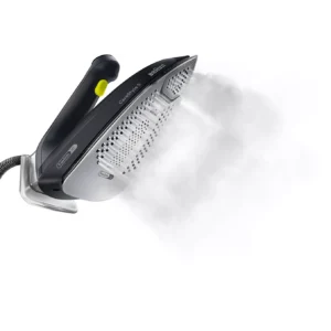 Le fer à vapeur BRAUN IS3257BK émet un puissant jet de vapeur par sa semelle, comme on peut le voir ici sur fond blanc.