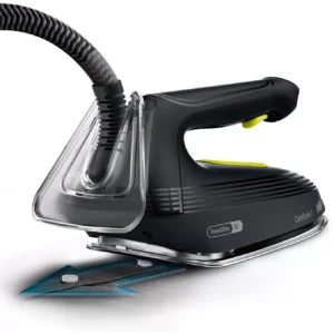 Un fer à vapeur BRAUN IS3257BK noir, doté d'une poignée texturée et d'un réservoir d'eau transparent, est posé sur un tissu, la vapeur étant visible.