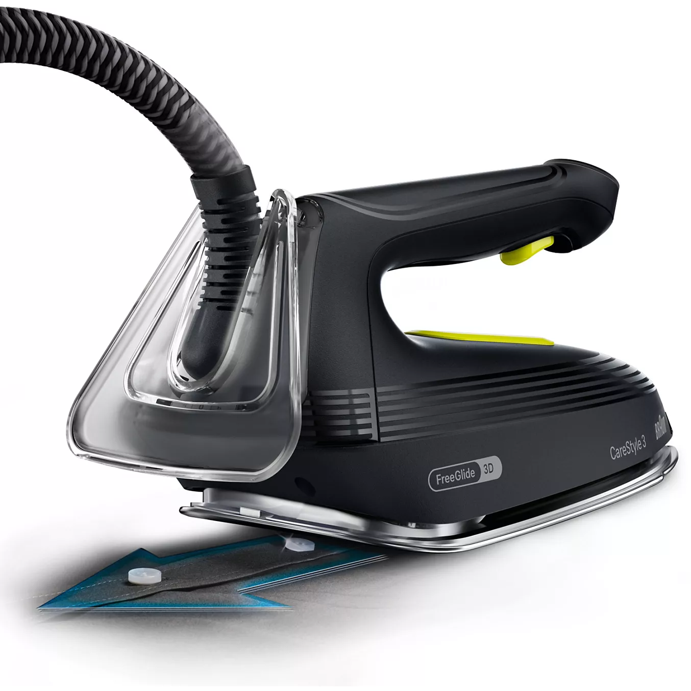 Un fer à vapeur BRAUN IS3257BK noir, doté d'une poignée texturée et d'un réservoir d'eau transparent, est posé sur un tissu, la vapeur étant visible.