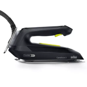 Un fer à vapeur BRAUN IS3257BK noir, au design épuré et doté d'un cordon apparent, est présenté sur un fond blanc.