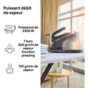 Un fer à vapeur BRAUN IS3257BK repose sur une table à repasser à côté d'une pile de vêtements soigneusement pliés ; un texte en français indique ses caractéristiques techniques en matière de puissance de vapeur.