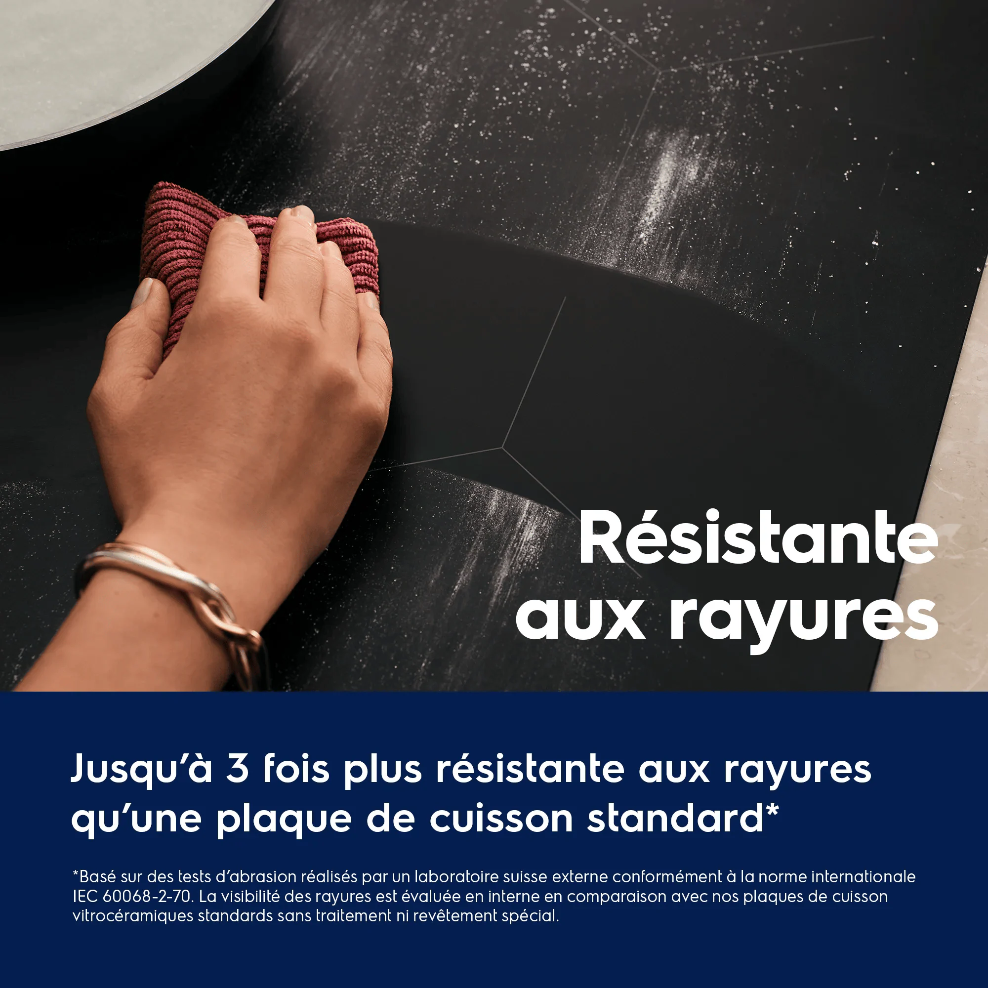 Une main essuie la plaque à induction noire ELECTROLUX EIV73342IT, tandis qu'un texte en français souligne sa résistance aux rayures.