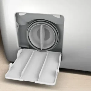Le compartiment du filtre, dont le couvercle est visible, est ouvert au niveau du panneau avant inférieur du lave-linge ELECTROLUX EWQ6412D.