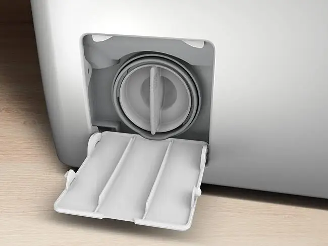 Le compartiment du filtre, dont le couvercle est visible, est ouvert au niveau du panneau avant inférieur du lave-linge ELECTROLUX EWQ6412D.
