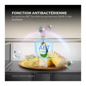 Quatre variétés de fromages sont présentées avec élégance sur un plateau, entourées d'un écusson bleu « ABT Pro » et d'icônes antibactériennes, mettant en avant les fonctionnalités d'hygiène avancées du modèle HAIER HCW99F18DIMB.