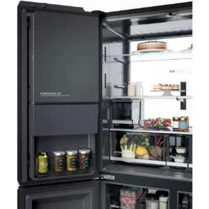 Réfrigérateur HAIER HCW99F18DIMB ouvert, présentant des boissons, des desserts, des fruits, des légumes et divers produits alimentaires soigneusement rangés sur les étagères et dans le compartiment congélateur spacieux.
