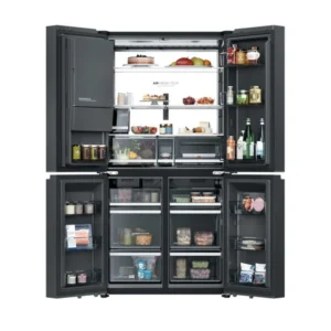 Ouvrez le réfrigérateur noir HAIER HCW99F18DIMB, dont les étagères et les tiroirs regorgent d'aliments, de boissons, de bocaux et de récipients variés. Il dispose d'un compartiment congélateur spacieux, idéal pour tous vos produits surgelés indispensables.