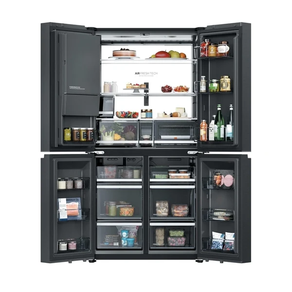 Ouvrez le réfrigérateur noir HAIER HCW99F18DIMB, dont les étagères et les tiroirs regorgent d'aliments, de boissons, de bocaux et de récipients variés. Il dispose d'un compartiment congélateur spacieux, idéal pour tous vos produits surgelés indispensables.