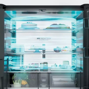 Réfrigérateur HAIER HCW99F18DIMB ouvert, rempli de gâteaux, de fruits et de divers aliments, mettant en avant la fraîcheur grâce à un système de circulation d'air bleu.
