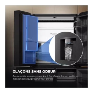 Ouvrez le réfrigérateur HAIER HCW99F18DIMB équipé d'une machine à glaçons à éclairage bleu ; un verre est en train d'être rempli de glaçons dans la zone de distribution du compartiment congélateur de ce modèle.