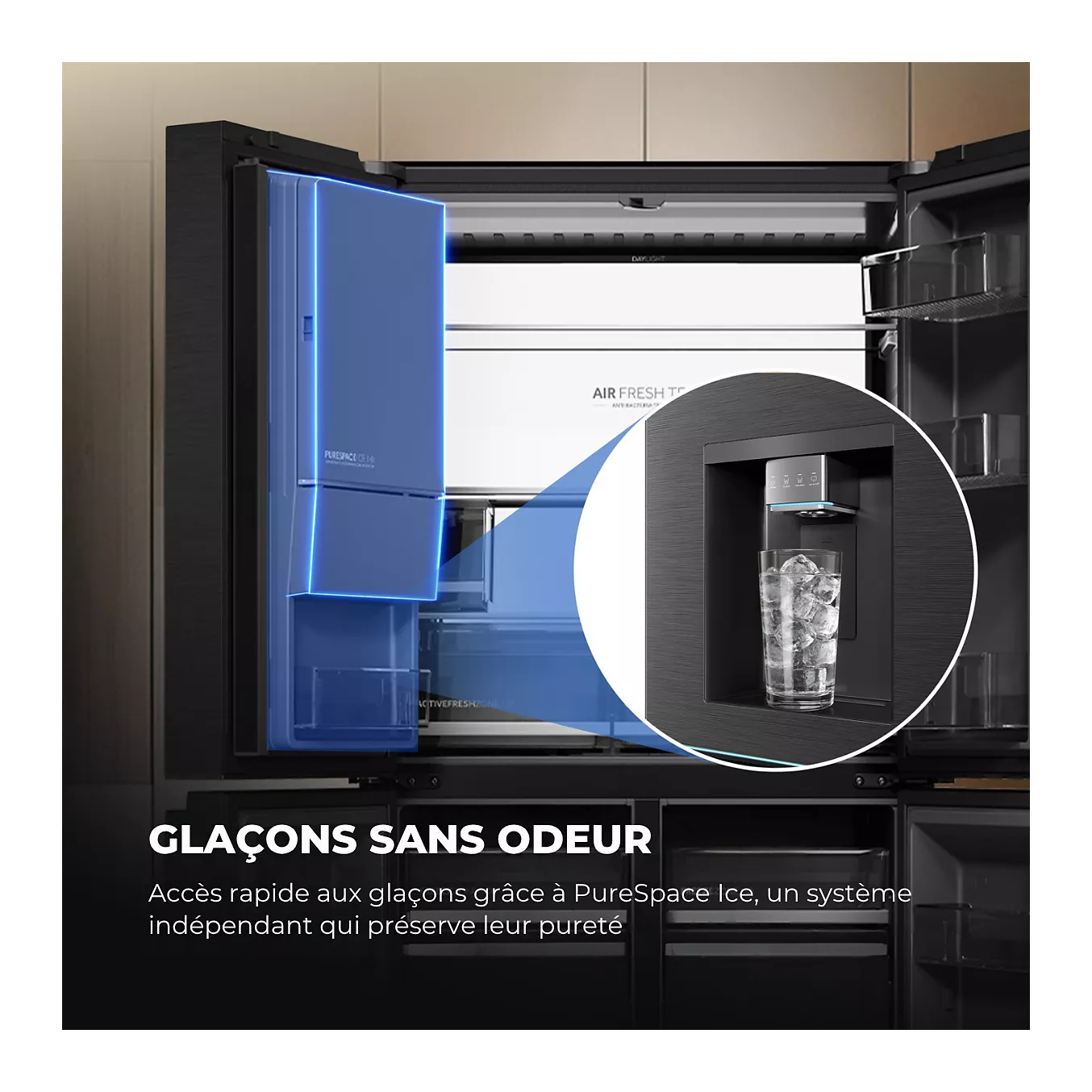 Ouvrez le réfrigérateur HAIER HCW99F18DIMB équipé d'une machine à glaçons à éclairage bleu ; un verre est en train d'être rempli de glaçons dans la zone de distribution du compartiment congélateur de ce modèle.