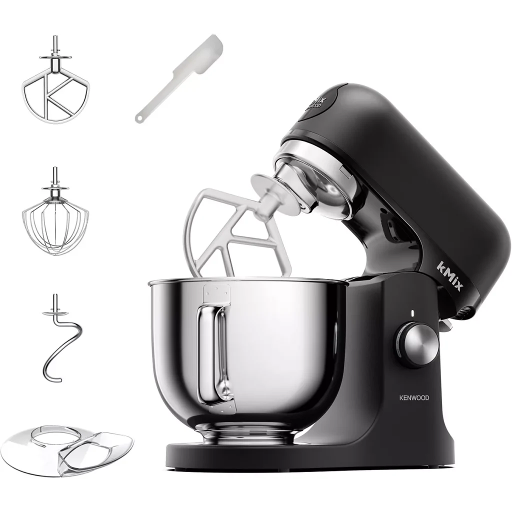 Le robot pâtissier KENWOOD KMX751ABK, au design épuré et à la finition noire, est livré avec un bol en acier inoxydable et de nombreux accessoires, le tout magnifiquement mis en valeur sur un fond blanc.