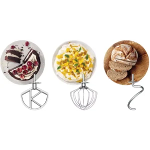 Trois accessoires de mixeur reposent sous des saladiers débordant de gâteau, de crème fouettée et de fruits, ainsi que de pain, sur un fond blanc — une composition idéale pour mettre en valeur la polyvalence du robot pâtissier KENWOOD KMX751ABK.