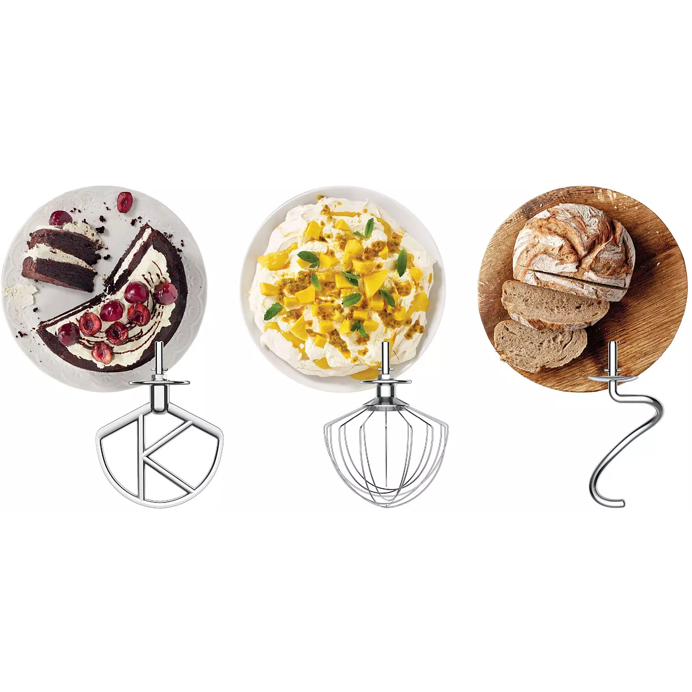 Trois accessoires de mixeur reposent sous des saladiers débordant de gâteau, de crème fouettée et de fruits, ainsi que de pain, sur un fond blanc — une composition idéale pour mettre en valeur la polyvalence du robot pâtissier KENWOOD KMX751ABK.