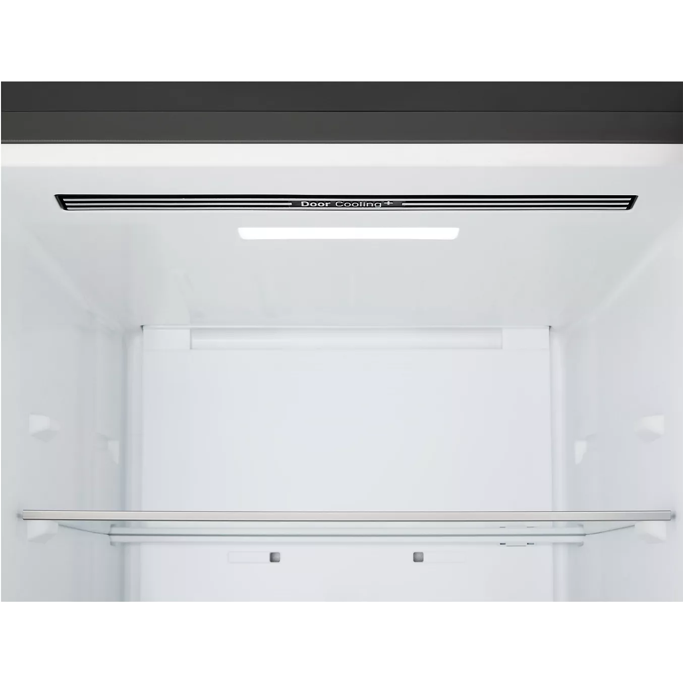 L'intérieur du réfrigérateur LG GBBSJ20DEP comprend une seule étagère en verre et un éclairage situé en haut, le tout dans un compartiment vide.