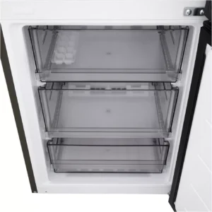 Réfrigérateur-congélateur LG GBBSJ20DEP ouvert, avec trois tiroirs transparents vides et un bac à glaçons sur l'étagère du haut.